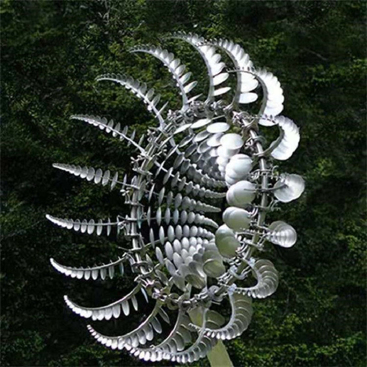 "Metallische Windmühle im Garten mit Zweiflügel-Technologie, sorgt für dynamischen visuellen Effekt und Atmosphäre."