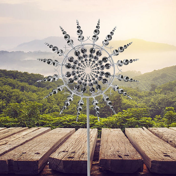"Metallische Windmühle im Garten mit Zweiflügel-Technologie, sorgt für dynamischen visuellen Effekt und Atmosphäre."