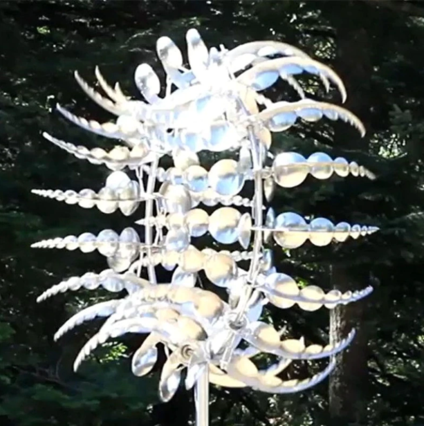 "Metallische Windmühle im Garten mit Zweiflügel-Technologie, sorgt für dynamischen visuellen Effekt und Atmosphäre."