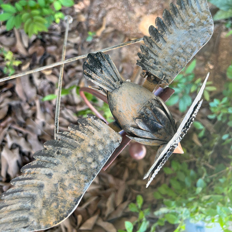 "Metallvogel Deko für Garten: Adler mit beweglichen Flügeln, kunstvoll gestaltet, wetterbeständig für magischen Outdoor-Touch