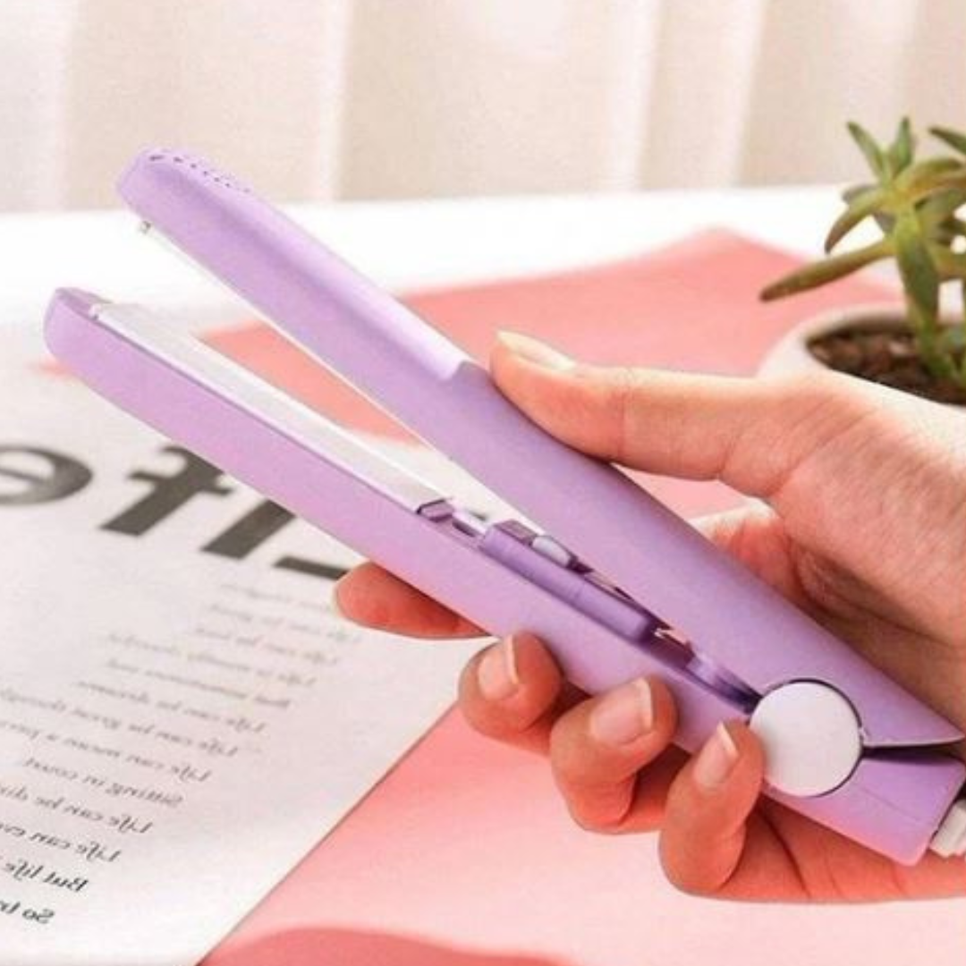 "MiniCurler 2-in-1 Keramischer Locken- und Glätteisen in Lila, kompakt, ergonomisch, schnelles Styling für unterwegs."
