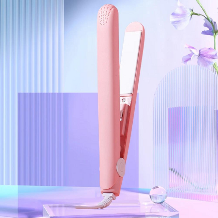 "MiniCurler 2-in-1 Keramischer Locken- und Glätteisen in Lila, kompakt, ergonomisch, schnelles Styling für unterwegs."