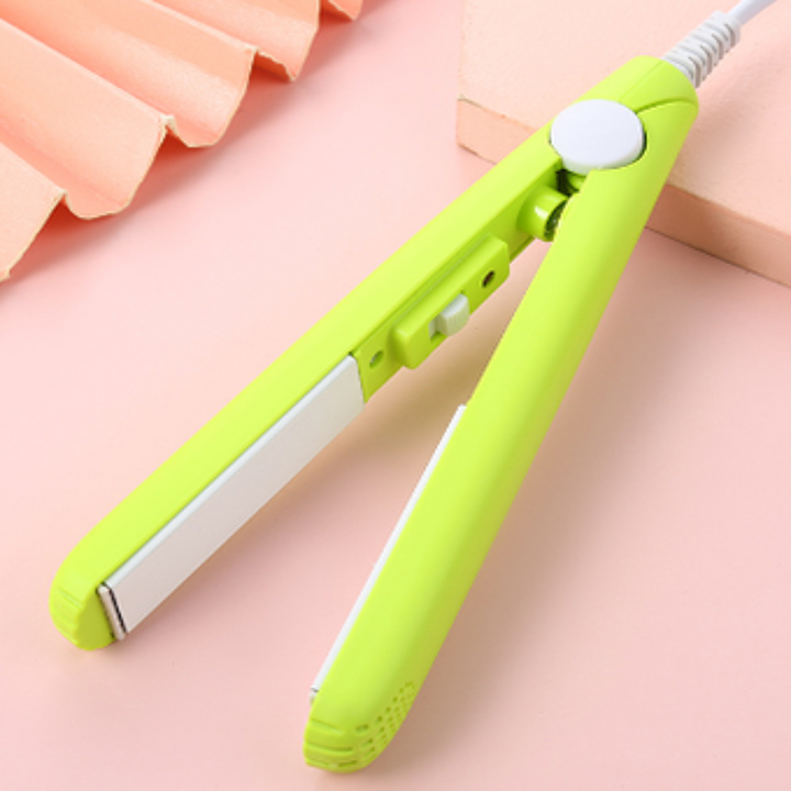 "MiniCurler 2-in-1 Keramischer Locken- und Glätteisen in Lila, kompakt, ergonomisch, schnelles Styling für unterwegs."