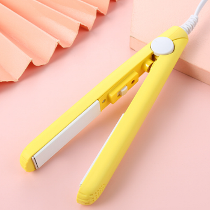 "MiniCurler 2-in-1 Keramischer Locken- und Glätteisen in Lila, kompakt, ergonomisch, schnelles Styling für unterwegs."