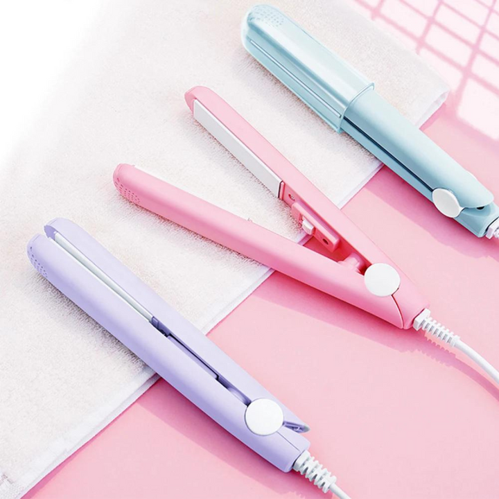 "MiniCurler 2-in-1 Keramischer Locken- und Glätteisen in Lila, kompakt, ergonomisch, schnelles Styling für unterwegs."