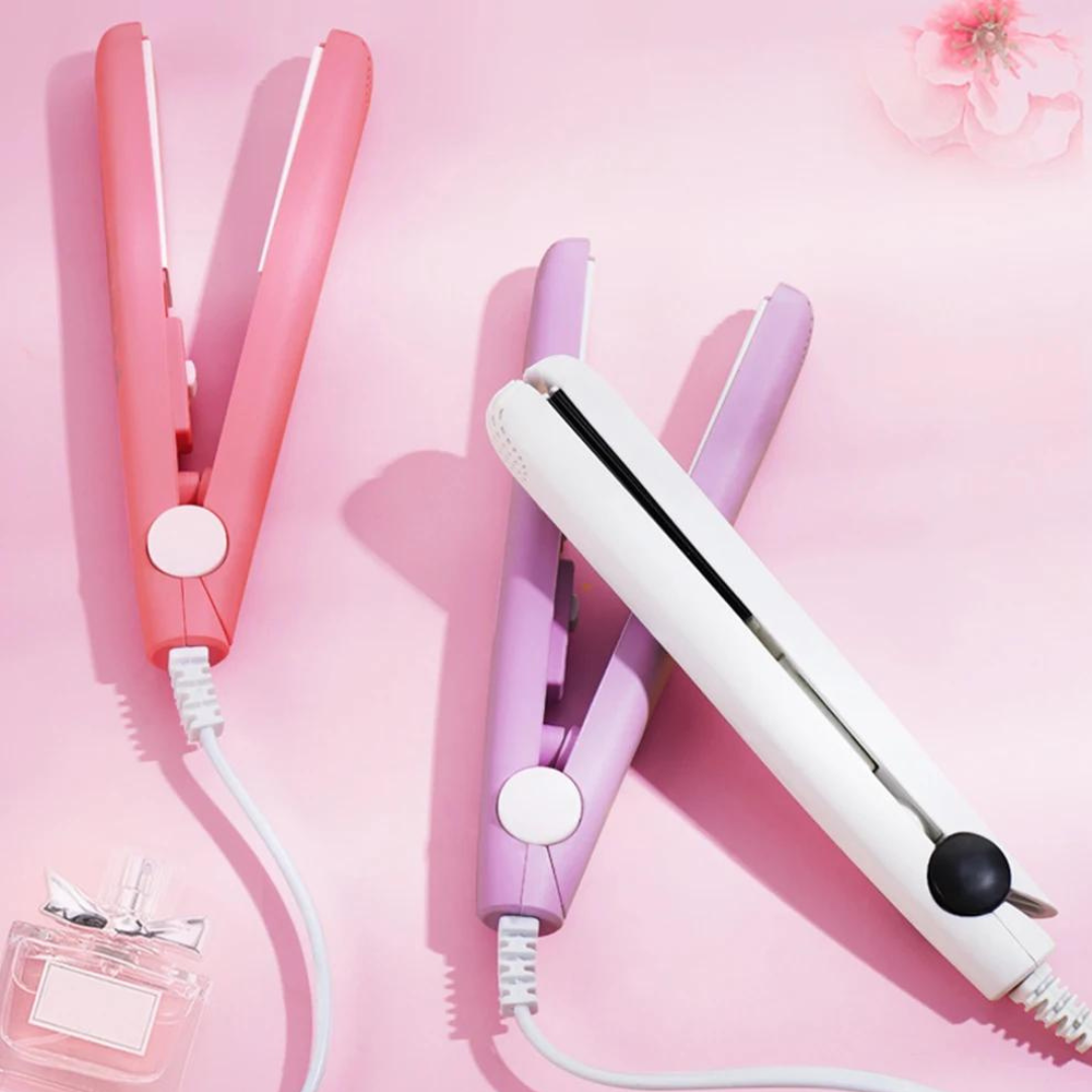 "MiniCurler 2-in-1 Keramischer Locken- und Glätteisen in Lila, kompakt, ergonomisch, schnelles Styling für unterwegs."