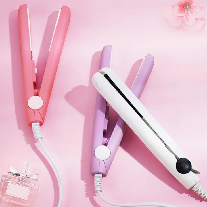 "MiniCurler 2-in-1 Keramischer Locken- und Glätteisen in Lila, kompakt, ergonomisch, schnelles Styling für unterwegs."