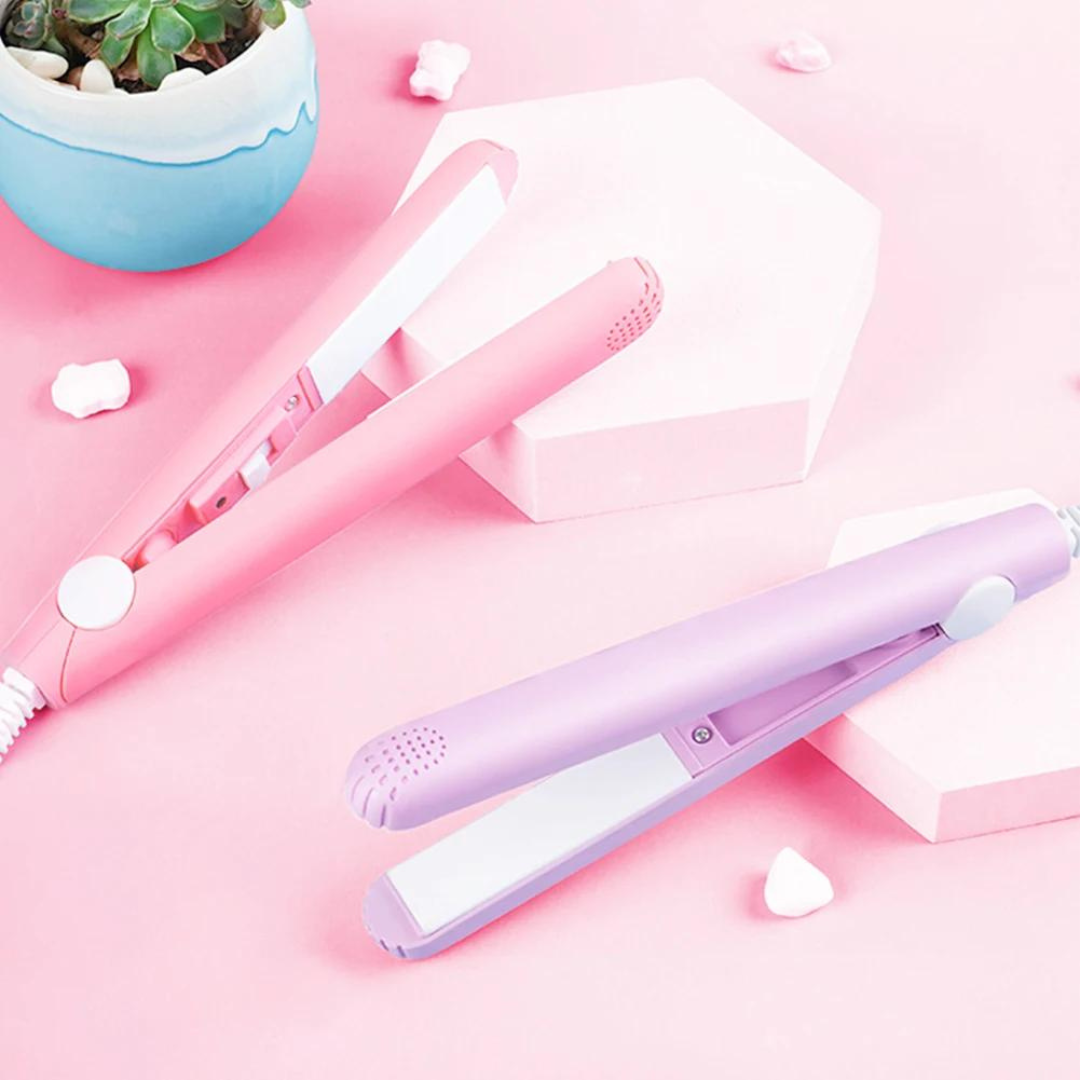 "MiniCurler 2-in-1 Keramischer Locken- und Glätteisen in Lila, kompakt, ergonomisch, schnelles Styling für unterwegs."