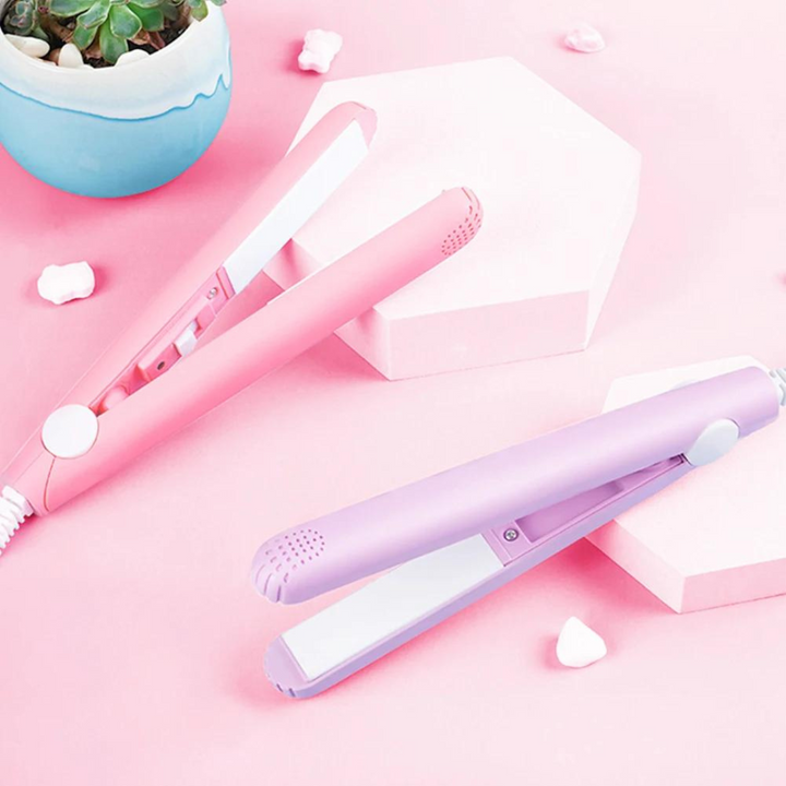 "MiniCurler 2-in-1 Keramischer Locken- und Glätteisen in Lila, kompakt, ergonomisch, schnelles Styling für unterwegs."