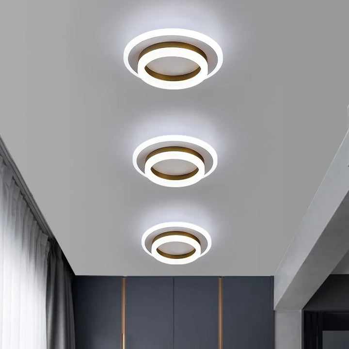 "Minimalistische moderne Deckenleuchte mit klaren Linien in Acryl und Metall, ideal für elegante Raumbeleuchtung."