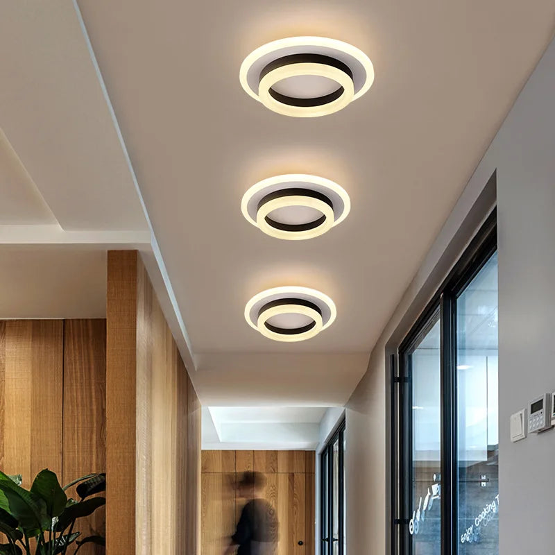 "Minimalistische moderne Deckenleuchte mit klaren Linien in Acryl und Metall, ideal für elegante Raumbeleuchtung."
