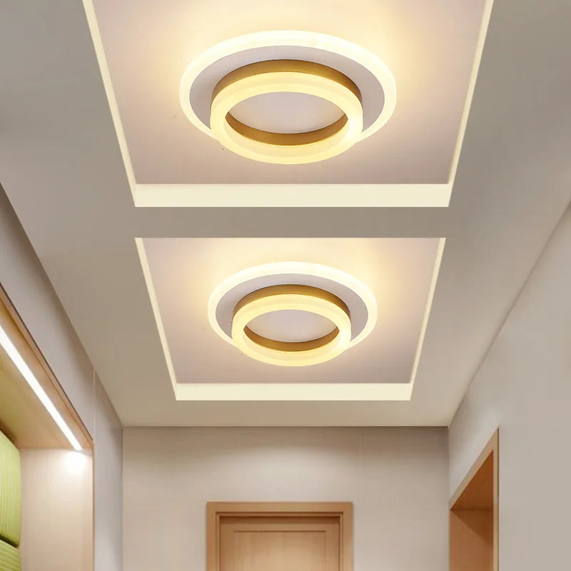 "Minimalistische moderne Deckenleuchte mit klaren Linien in Acryl und Metall, ideal für elegante Raumbeleuchtung."