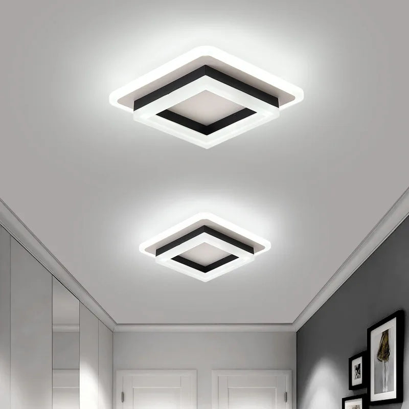 "Minimalistische moderne Deckenleuchte mit klaren Linien in Acryl und Metall, ideal für elegante Raumbeleuchtung."