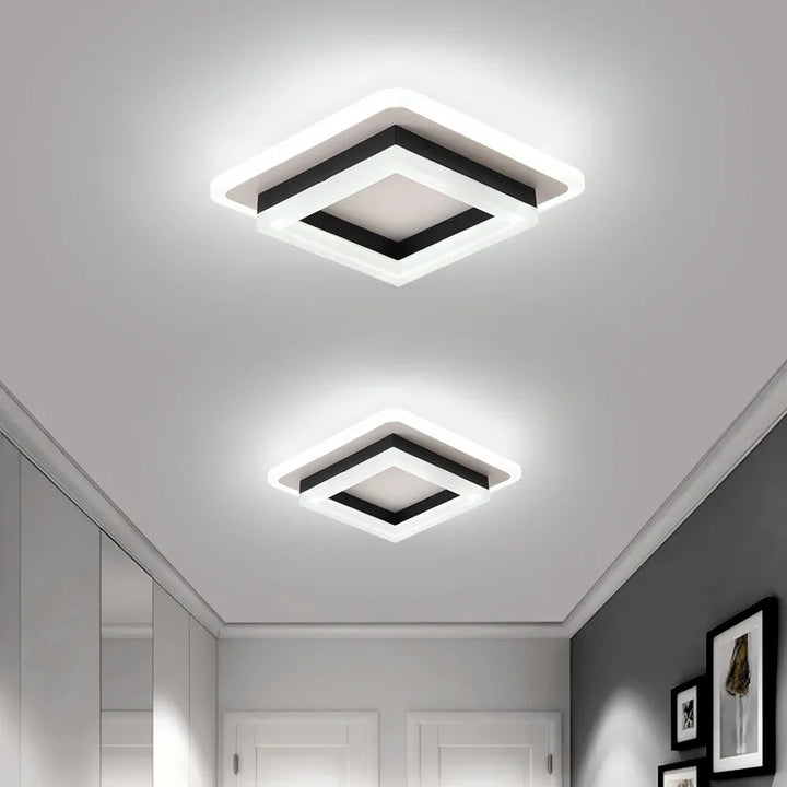 "Minimalistische moderne Deckenleuchte mit klaren Linien in Acryl und Metall, ideal für elegante Raumbeleuchtung."