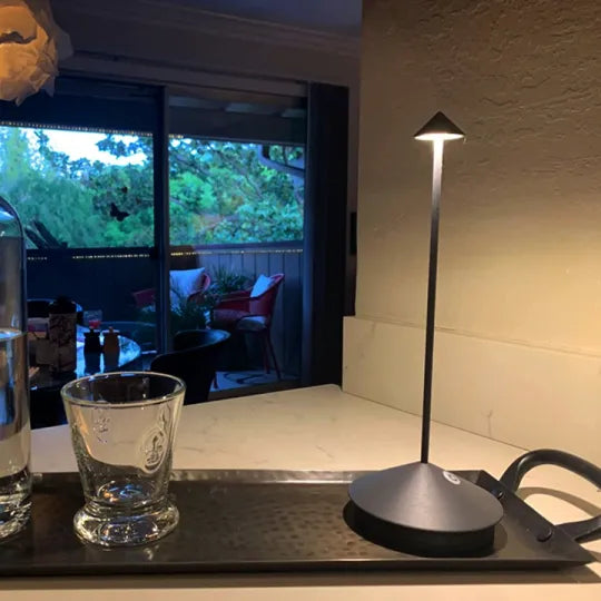 "Minimalistische Serenity LED Tischlampe, weiß, dimmbar, wasserfest, modern, für Innen- und Außenbereiche geeignet."