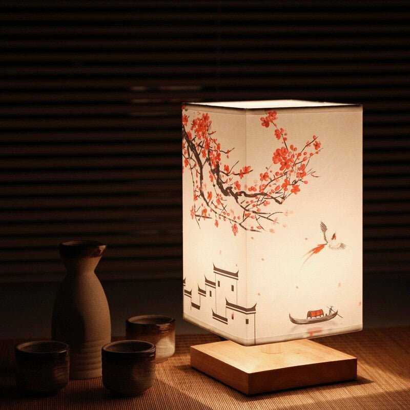 "Minimalistische Tischlampe mit rotem Blumenmuster, japanisch-skandinavisches Design, aus Bambus und Holz."
