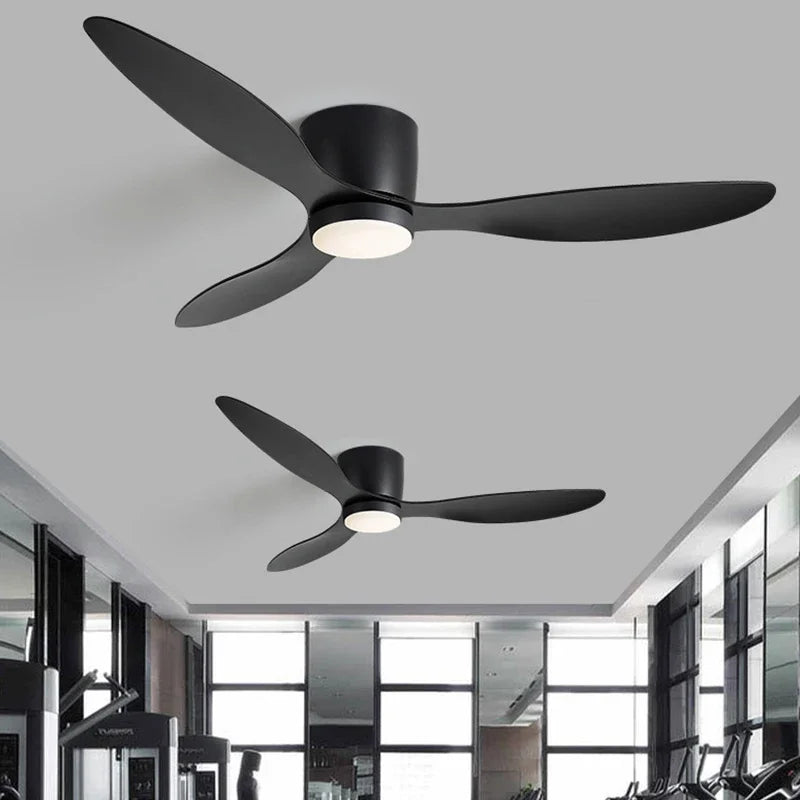 Minimalistischer LED-Deckenventilator mit Fernbedienung, stilvolles Design, energieeffiziente Beleuchtung, weiße Ausführung.