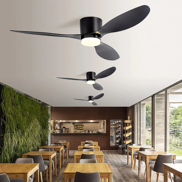 Minimalistischer LED-Deckenventilator mit Fernbedienung, stilvolles Design, energieeffiziente Beleuchtung, weiße Ausführung.