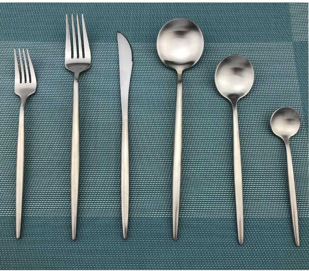 "Minimalistisches, mattes Edelstahl-Besteckset auf Holzuntergrund, elegant für alltägliche und festliche Anlässe"