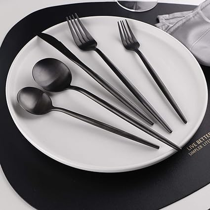 "Minimalistisches, mattes Edelstahl-Besteckset auf Holzuntergrund, elegant für alltägliche und festliche Anlässe"