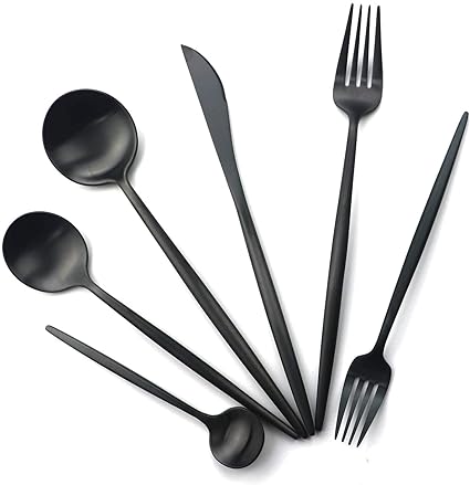 "Minimalistisches, mattes Edelstahl-Besteckset auf Holzuntergrund, elegant für alltägliche und festliche Anlässe"