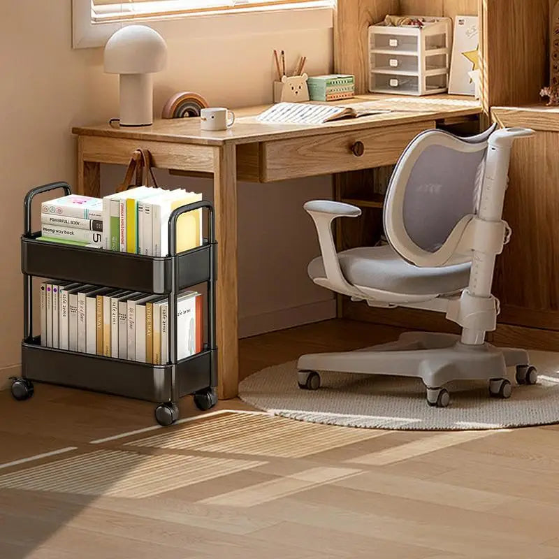Mobiler Bücherwagen mit 2 Etagen, Rädern und Stifthalter, ideal für kleine Räume, aus robustem Material, einfach zu bewegen.