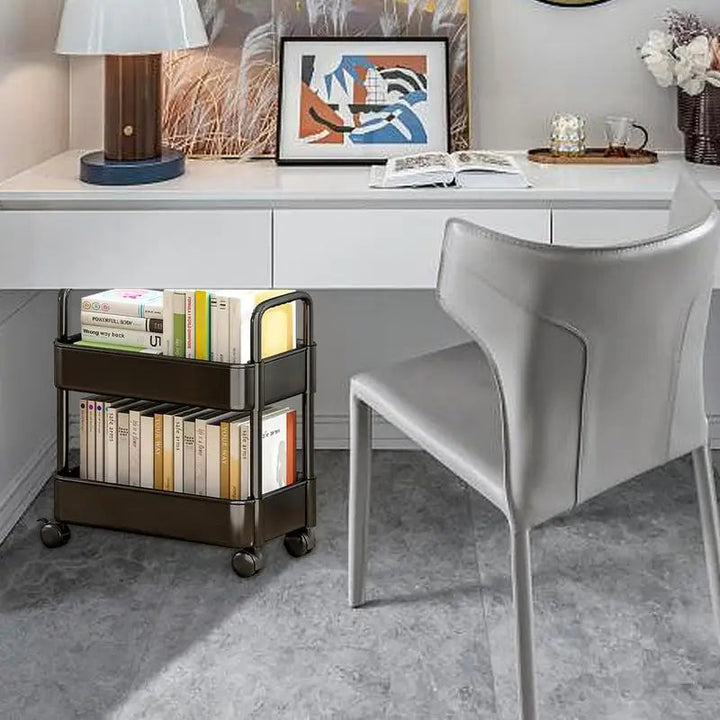 Mobiler Bücherwagen mit 2 Etagen, Rädern und Stifthalter, ideal für kleine Räume, aus robustem Material, einfach zu bewegen.