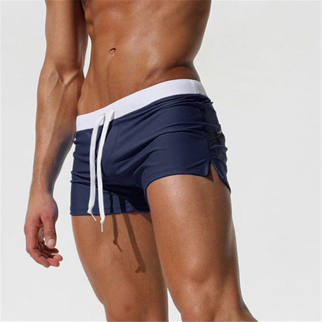 "Moderne Badehose 2024 in Armee grün, elegantes Design, Komfortbund, ideal für Strand oder Schwimmbad, stilvoller Look"