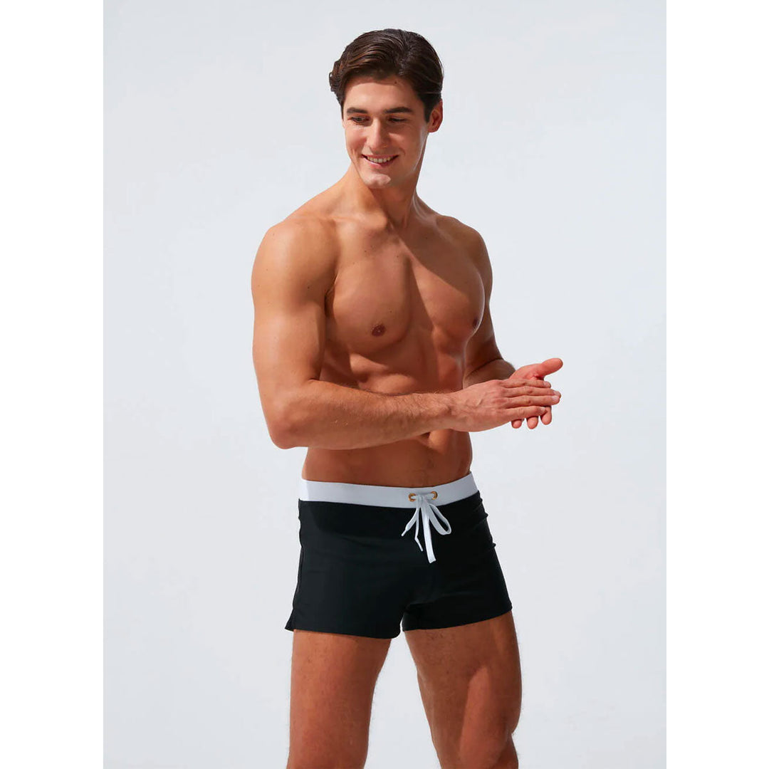 "Moderne Badehose 2024 in Armee grün, elegantes Design, Komfortbund, ideal für Strand oder Schwimmbad, stilvoller Look"