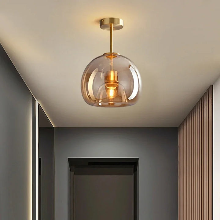 Moderne Deckenleuchte in minimalistischem Design aus Glas und Aluminium, ideal für elegante und schlichte Raumbeleuchtung.