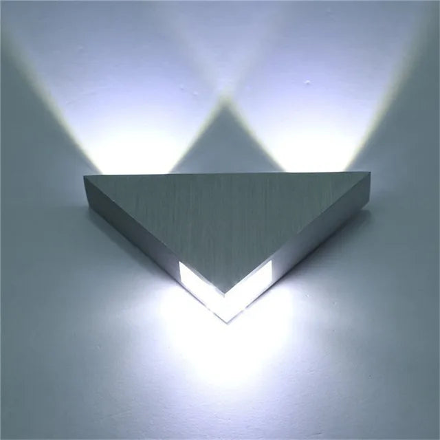 "Moderne dreieckige LED-Wandleuchte aus Aluminium, PrismShine, für stilvolle Raumakzente und gemütliches Licht."