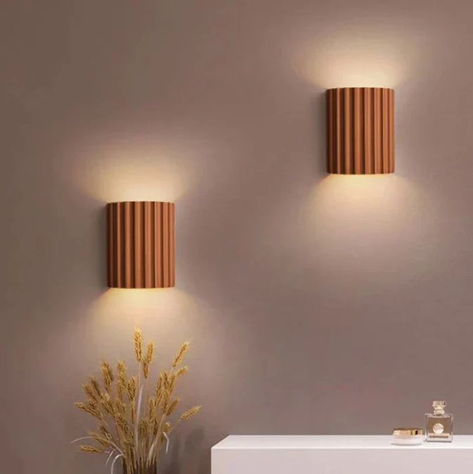 "Moderne Harz-Wandlampe mit stilvollem Design und warmem Licht, passend für skandinavische und minimalistische Räume."