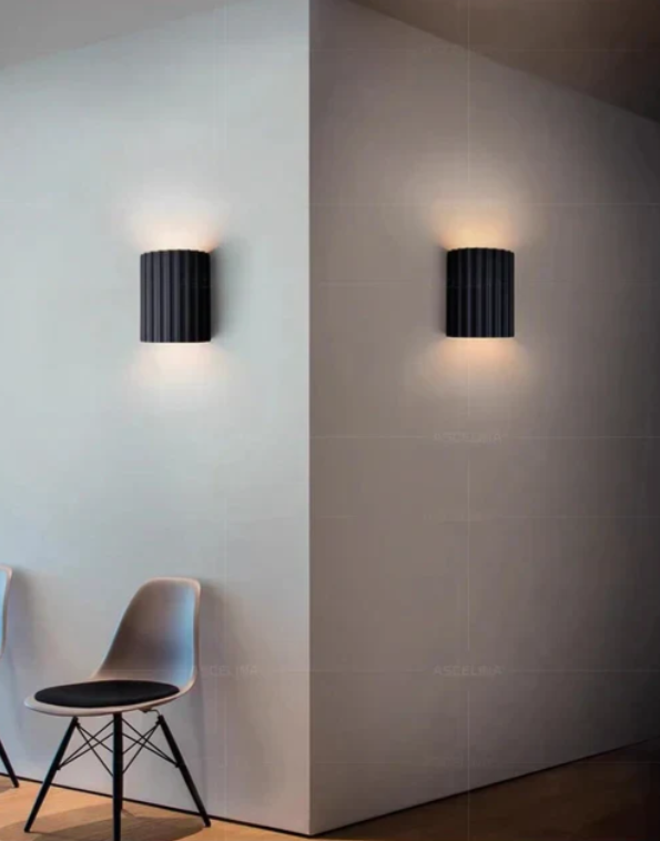 "Moderne Harz-Wandlampe mit stilvollem Design und warmem Licht, passend für skandinavische und minimalistische Räume."