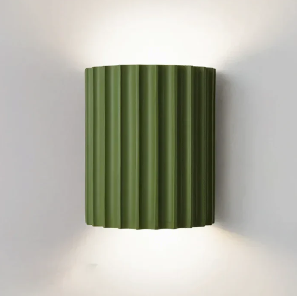 "Moderne Harz-Wandlampe mit stilvollem Design und warmem Licht, passend für skandinavische und minimalistische Räume."