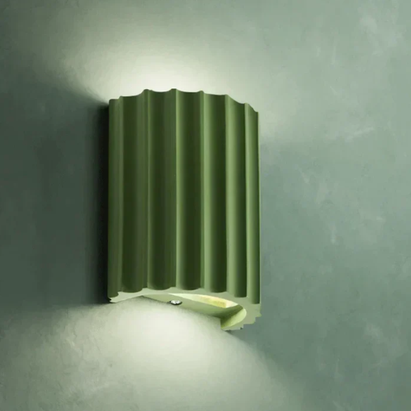 "Moderne Harz-Wandlampe mit stilvollem Design und warmem Licht, passend für skandinavische und minimalistische Räume."