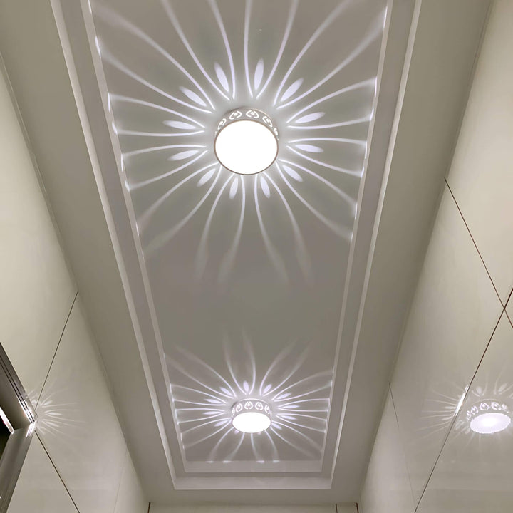 "Moderne LED-Deckenleuchte, energieeffizient mit 30 cm Durchmesser, ideal für Flur oder Balkon, in Felwit und Warmweiß."