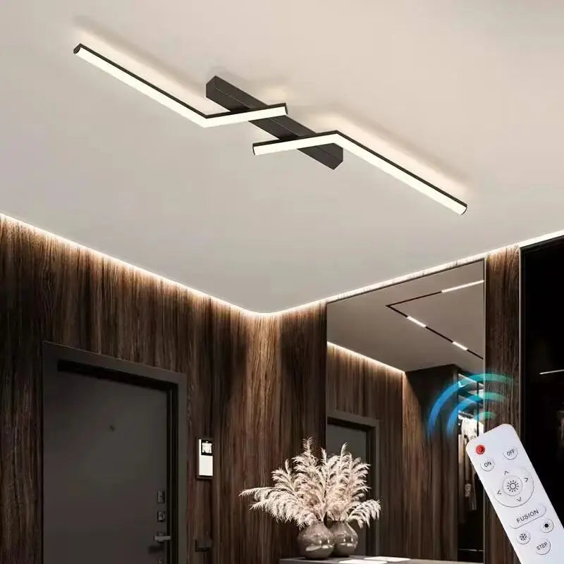 "Moderne LED-Deckenleuchte, minimalistisch, schwarze & goldene Linien, energieeffizient, ideal für Wohn- & Esszimmer."