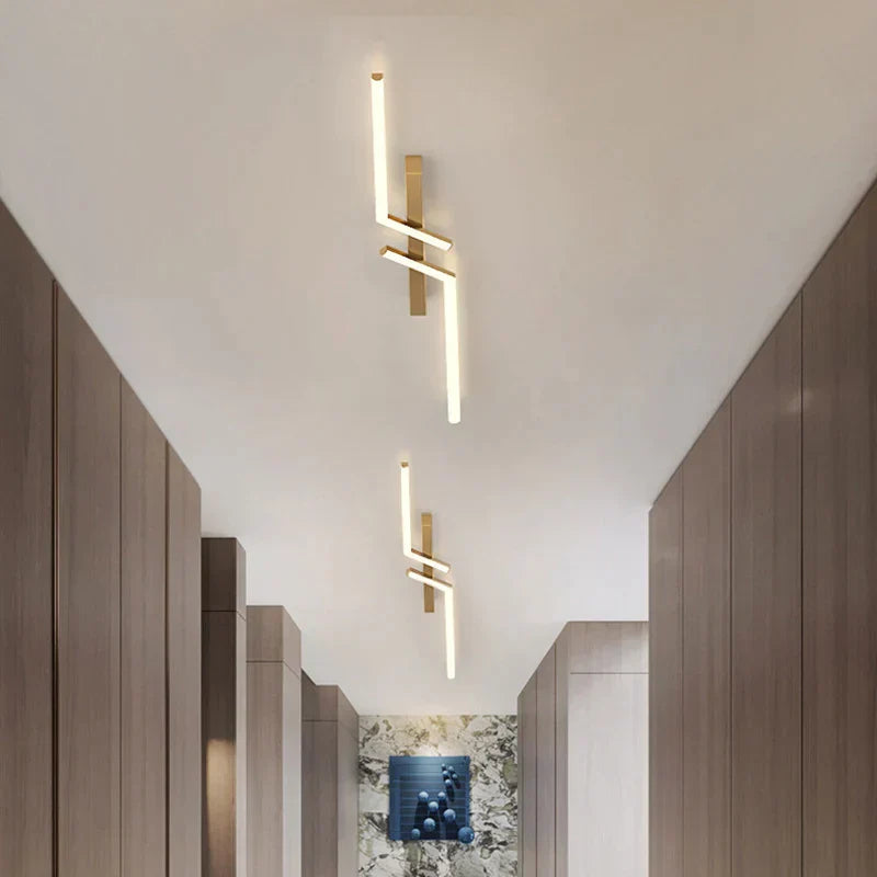 "Moderne LED-Deckenleuchte, minimalistisch, schwarze & goldene Linien, energieeffizient, ideal für Wohn- & Esszimmer."