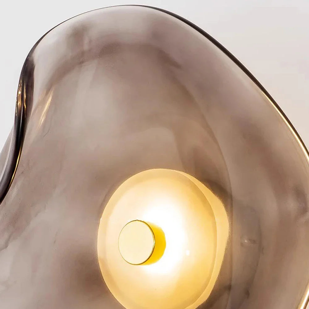 "Moderne LED Glas Wandleuchte mit transparentem Schirm, energiesparend, ideal für stilvolle Wohn- oder Büroräume."