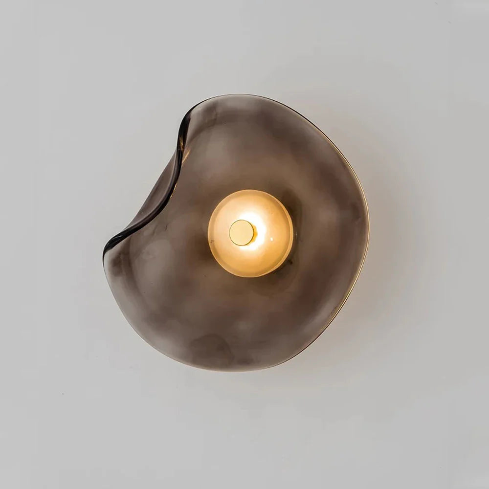 "Moderne LED Glas Wandleuchte mit transparentem Schirm, energiesparend, ideal für stilvolle Wohn- oder Büroräume."