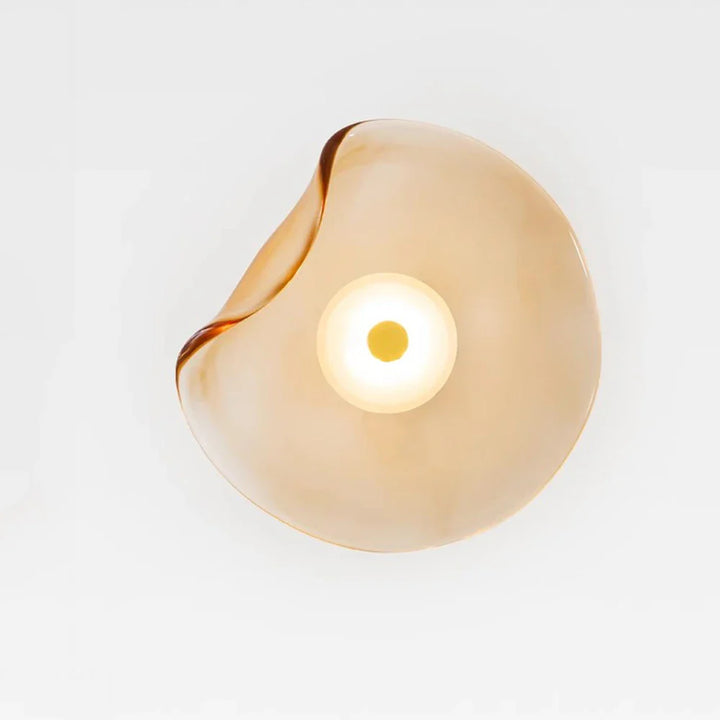 "Moderne LED Glas Wandleuchte mit transparentem Schirm, energiesparend, ideal für stilvolle Wohn- oder Büroräume."