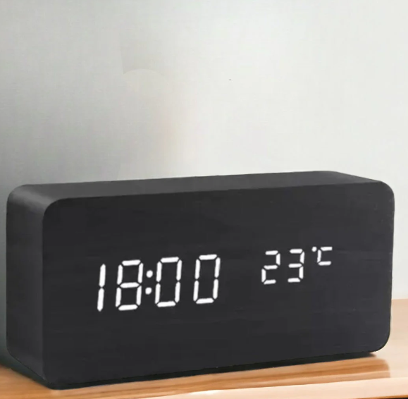"Moderne LED-Holzuhr mit sprachgesteuerter Funktion, klarem Display und elegantem Holzdesign für stilvollen Wohnbereich."