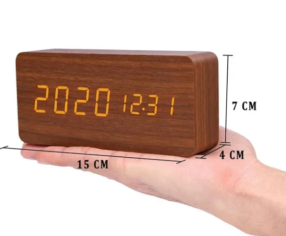 "Moderne LED-Holzuhr mit sprachgesteuerter Funktion, klarem Display und elegantem Holzdesign für stilvollen Wohnbereich."