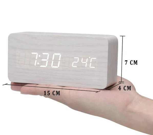 "Moderne LED-Holzuhr mit sprachgesteuerter Funktion, klarem Display und elegantem Holzdesign für stilvollen Wohnbereich."