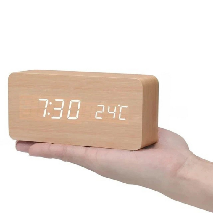 "Moderne LED-Holzuhr mit sprachgesteuerter Funktion, klarem Display und elegantem Holzdesign für stilvollen Wohnbereich."