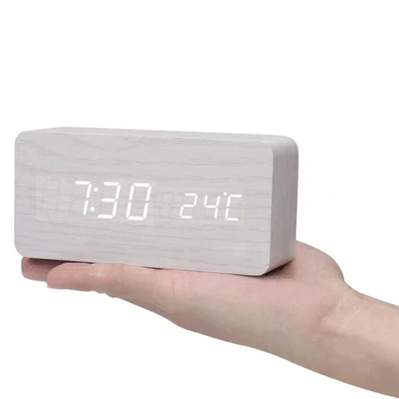 "Moderne LED-Holzuhr mit sprachgesteuerter Funktion, klarem Display und elegantem Holzdesign für stilvollen Wohnbereich."