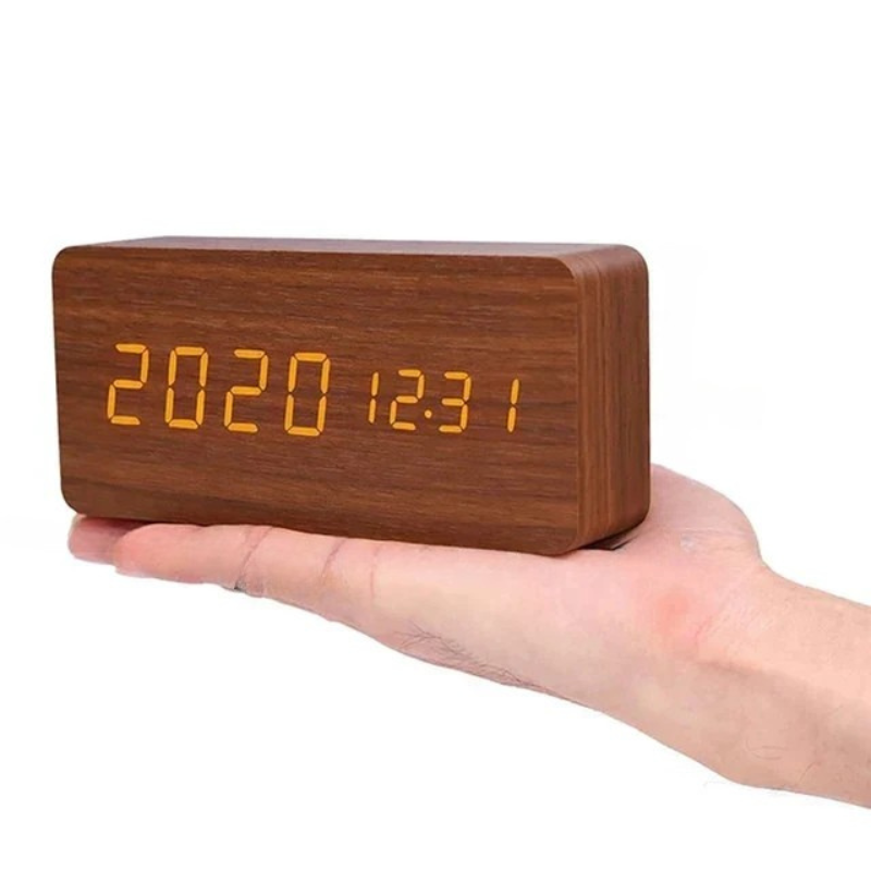 "Moderne LED-Holzuhr mit sprachgesteuerter Funktion, klarem Display und elegantem Holzdesign für stilvollen Wohnbereich."