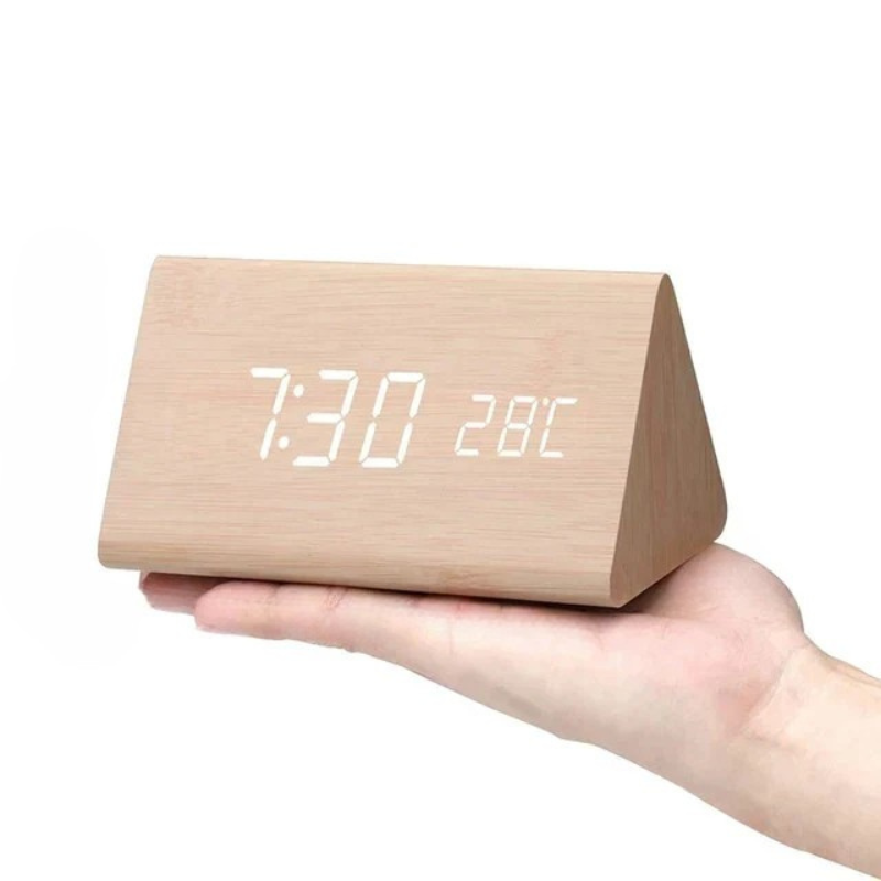 "Moderne LED-Holzuhr mit sprachgesteuerter Funktion, klarem Display und elegantem Holzdesign für stilvollen Wohnbereich."