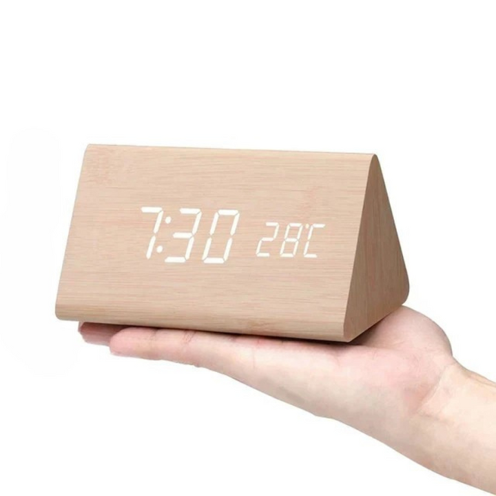 "Moderne LED-Holzuhr mit sprachgesteuerter Funktion, klarem Display und elegantem Holzdesign für stilvollen Wohnbereich."