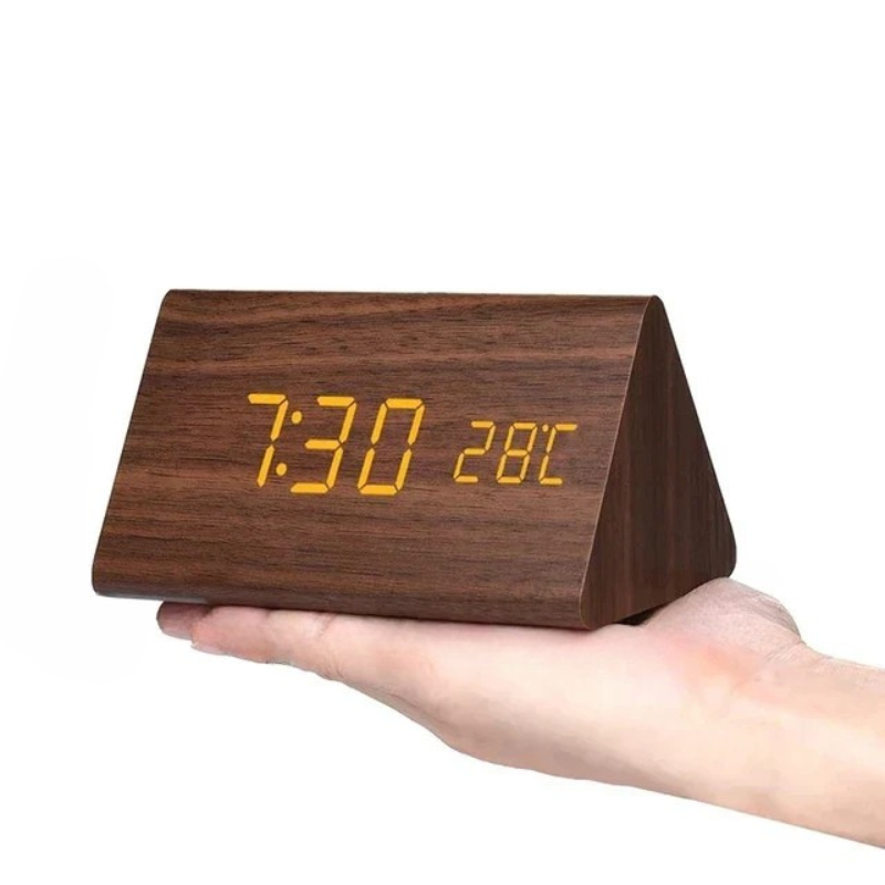 "Moderne LED-Holzuhr mit sprachgesteuerter Funktion, klarem Display und elegantem Holzdesign für stilvollen Wohnbereich."